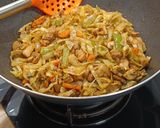 Foto del paso 7 de la receta Wok de pollo y champiñones salteados con repollo y verduras estilo oriental