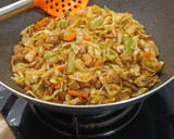 Foto del paso 7 de la receta: Wok de pollo y champiñones salteados con repollo y verduras estilo oriental