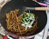 Foto langkah ke 4 dari resep Daging Giling Tumis Kentang.