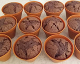 Foto del paso 5 de la receta: Macetitas cupcakes de chocolate con nata de colores