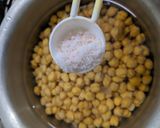 A picture of step 2 of Amritsari chole.