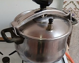 Foto del paso 3 de la receta: Cocido granadino de chícharos con col y morcilla de cebolla