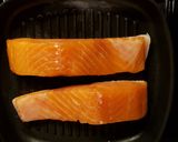 Foto del passaggio 2 della ricetta Filetti di salmone al timo