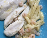 Foto del paso 4 de la receta: Merluza al horno con gambitas y patatas, exprés
