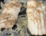 Foto del paso 2 de la receta: Filete de merluza congelada al horno