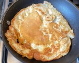 A picture of step 5 of Thai omelette (Kai Jeow).