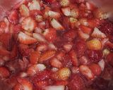 Foto langkah ke 3 dari resep Homemade Strawberry Jam 🍓.