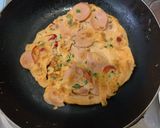 Foto langkah ke 5 dari resep Omelet Sosis Telur Bebek.