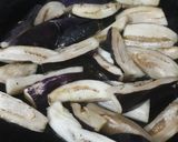 A picture of step 1 of Masala Baingan.