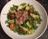 A picture of step 7 of Refreshing tuna, avocado and artichokes salad.