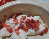 Foto del paso 4 de la receta: Frutillas con banana y crema rosa