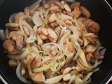 Falso risotto de coliflor al curry con langostinos y champiñones