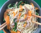 Hình bước làm 3 của món Mì xào bầu dục