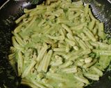Foto del passaggio 3 della ricetta Gemelli, al pesto di bietoline e anacardi con salsiccia e curcuma