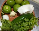 Foto del paso 1 de la receta: Consomé verde de pollo