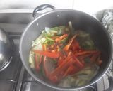 Foto del paso 5 de la receta: Verduras salteadas con galletitas de salvado y queso