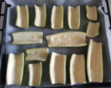 Foto del paso 3 de la receta: Barquitas de calabacín rellenas de pollo y espinacas