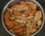 अखरोट और बादाम के लड्डू (akhroot aur badam ke laddu recipe in hindi) रेसिपी चरण 4 फोटो