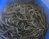 Foto del paso 7 de la receta: Spaghetti al nero di seppia con gulas, gambas y calamares