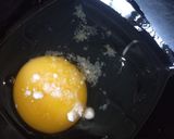 Foto langkah ke 2 dari resep Kornet lapis telur.