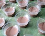 Foto langkah ke 2 dari resep Puding Susu Coklat Strawberry.