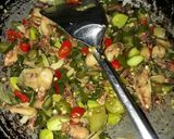 Foto langkah ke 4 dari resep Tumis Cumi Asin Petai Cabe Ijo.