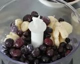 A picture of step 1 of Blueberry Banana Smoothie ice popsicles 💜💜.