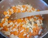 Kapros tejszínes gyöngytyúk leves recept fázis 2 fotója