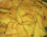 A picture of step 1 of Mango juice.
