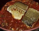 Foto del paso 2 de la receta Bacalao en salsa de tomate con setas