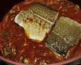 Foto del paso 2 de la receta: Bacalao en salsa de tomate con setas