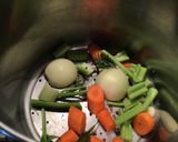 Foto del passaggio 1 della ricetta Polpo con salsa di arance al peperoncino, pompelmo rosa e datteri