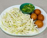 A picture of step 2 of Stir-Fried Eggs with Water Bamboo.