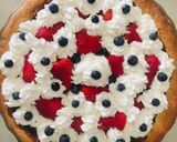 Foto del paso 9 de la receta: TARTA🥮CON POSTRE DE 🍫CHOCOLATE🍫 🍓FRUTILLAS🍓 Y CREMA🤩🍫🍓🍫🫐😋