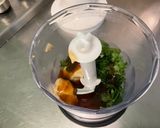 Une image de l'étape 3 de Sauce salade à la moutarde, noisette, abricot et persil.