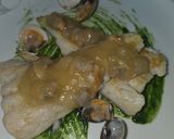Foto del paso 5 de la receta: Merluza con salsa de berberechos y culis de espinacas con espuma