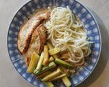 Foto del paso 5 de la receta: Pechuga a la mostaza, fideos de arroz y zapallito