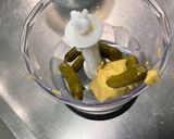Une image de l'étape 1 de Sauce salade à la moutarde, herbes et cornichons.