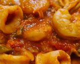 Foto del paso 5 de la receta: Chipirones encebollados con tomate y gambas