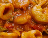 Foto del paso 5 de la receta: Chipirones encebollados con tomate y gambas