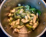 Hình bước làm 2 của món Canh nhum biển nấu chuối mẻ
