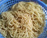 Hình bước làm 1 của món Mì trứng xào tôm và xá xíu