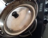A picture of step 4 of Okra fry using panch phoran.