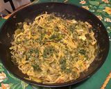 Une image de l'étape 4 de Fettuccines bicolores aux poireaux, bouillon de gambas, crème et persil (one pot pasta).