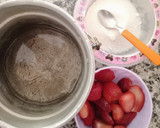 Foto del paso 1 de la receta: Paletas heladas de frutilla 🍓 (al agua) 💕