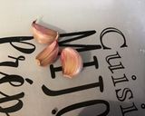 Une image de l'étape 2 de Poêlée de trompettes de la mort aux oignons nouveaux, porc et poivron rouge.