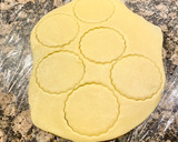 Foto del paso 8 de la receta: Pastel de Navidad relleno con crema “sin gluten”