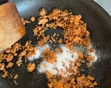 A picture of step 6 of Pla Hang Tang Mo. Watermelon with sweet and salty salmon flakes.