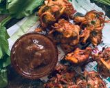 A picture of step 4 of Crispy Aloo, Palak aur Pyaaz ke pakoray.