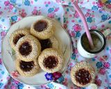 Foto del paso 4 de la receta: Pepas de coco y mermelada de frutilla😋
